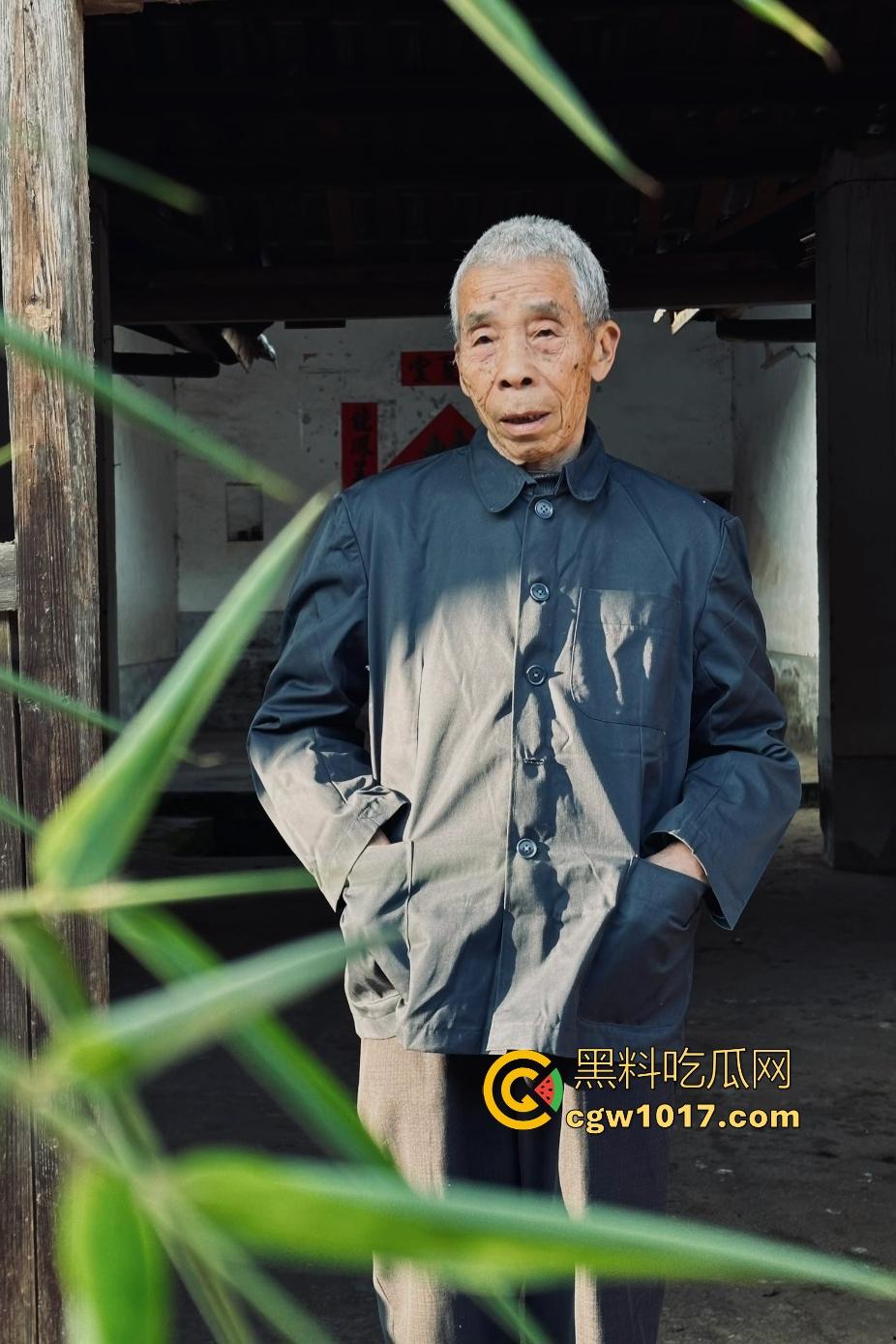 大爷手贱开狗笼被比特犬当场反咬!女主人抱不住狗,大妈大爷拿棍子打像挠痒,比特犬得配上香料才安抚大爷的心!-1