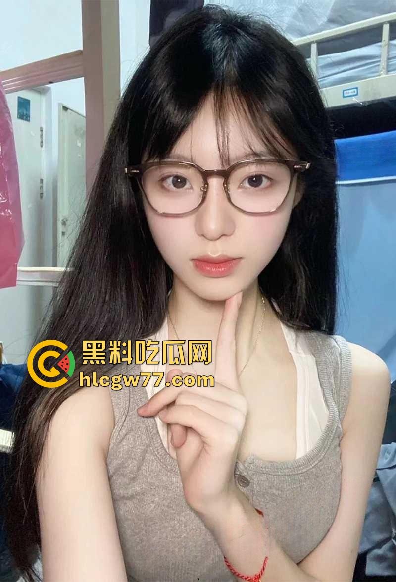 杭州小姐姐吃个宵夜 偶然拍到情侣在候餐位上扣逼 男子不带遮掩使出加藤鹰之手 两位这么饥渴的吗！-1