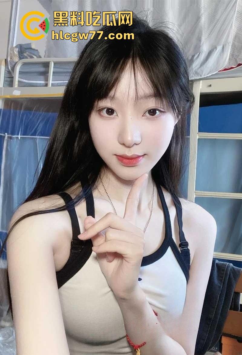 杭州小姐姐吃个宵夜 偶然拍到情侣在候餐位上扣逼 男子不带遮掩使出加藤鹰之手 两位这么饥渴的吗！-2