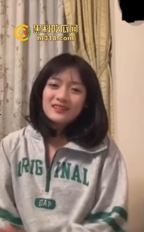 湖南工商职业学院【刘若云】和男友视频裸聊被录屏泄露!粉嫩的逼逼直怼镜头,双指狂扣骚穴!-2