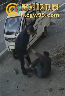 江西樟树大桥乡逆子为了房产打父亲,天理难容!孙子看到监控曝光畜生父亲。-9