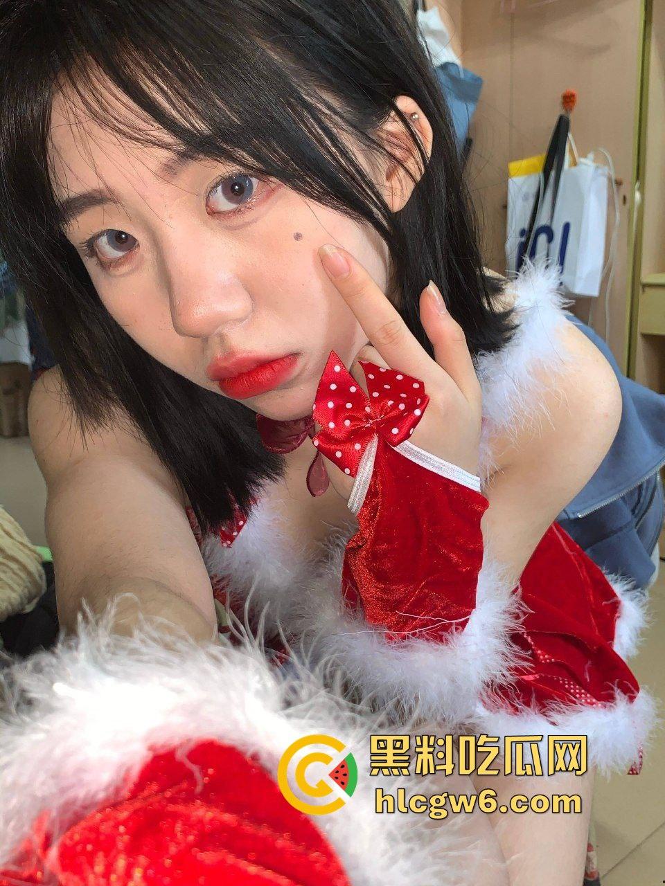 河南圣诞夜大瓜，女友穿圣诞服诱惑上门，白色丝袜勾得人欲火焚身，房门一关直接开干，骚到圣诞老人都得避让！-7