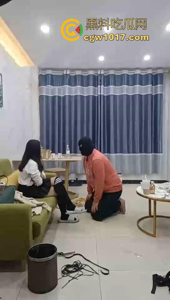 不良小妹调教自己的肥宅男奴，暴力美学性爱，舔鞋舔脚都是基本操作，小胖狗乖乖的听话只为得到女主人的怜悯！-2