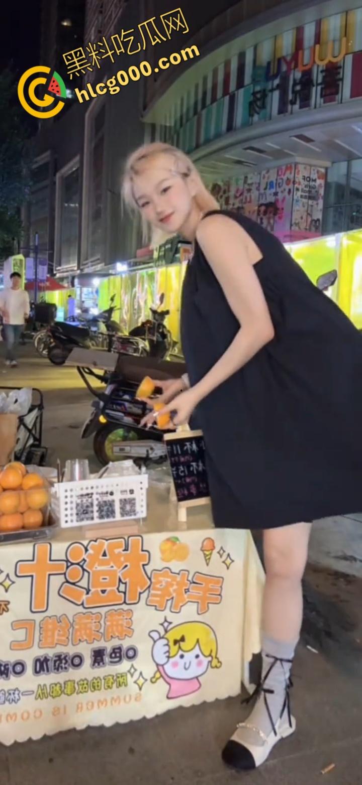 抖音网红【帅气的四喜】,户外榨果汁大翻车!弯腰瞬间粉嫩奶头一览无余,掌握流量密码,太懂观众了 !-2