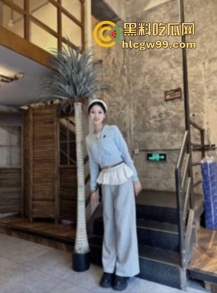 偷拍技术天花板，山西哥们跟踪前女友开房，全程偷拍她和现男友翻云覆雨，角度刁钻精准到像开了透视挂！-1