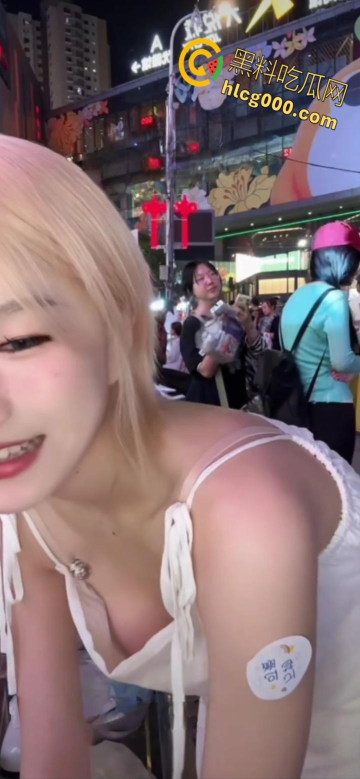 抖音网红【帅气的四喜】,户外榨果汁大翻车!弯腰瞬间粉嫩奶头一览无余,掌握流量密码,太懂观众了 !-4