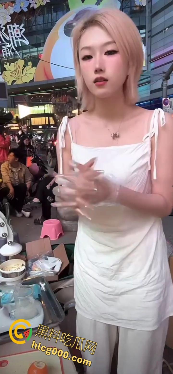 抖音网红【帅气的四喜】,户外榨果汁大翻车!弯腰瞬间粉嫩奶头一览无余,掌握流量密码,太懂观众了 !-5