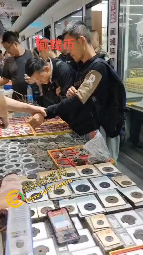 苏州古玩市场无影手被逮：小偷偷币被抓现行，热闹会场瞬间戾气四溢-1