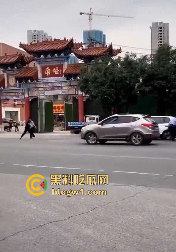 牛逼疯子硬扛警察!揭阳男子街头发疯,刀棍齐上,马路中间单挑五名公安!-2