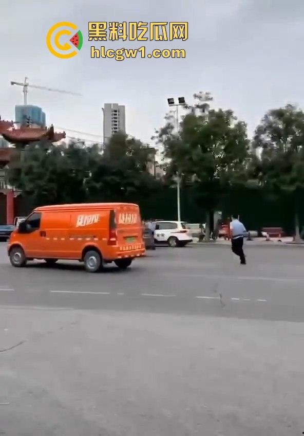 牛逼疯子硬扛警察!揭阳男子街头发疯,刀棍齐上,马路中间单挑五名公安!-6