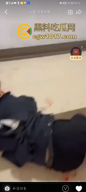 不是现在的东北精神小伙狠人这么多的吗！上门寻仇直接掏出大刀狂捅，地下躺着一个手里还捅着一个，这是要血洗啊！-8