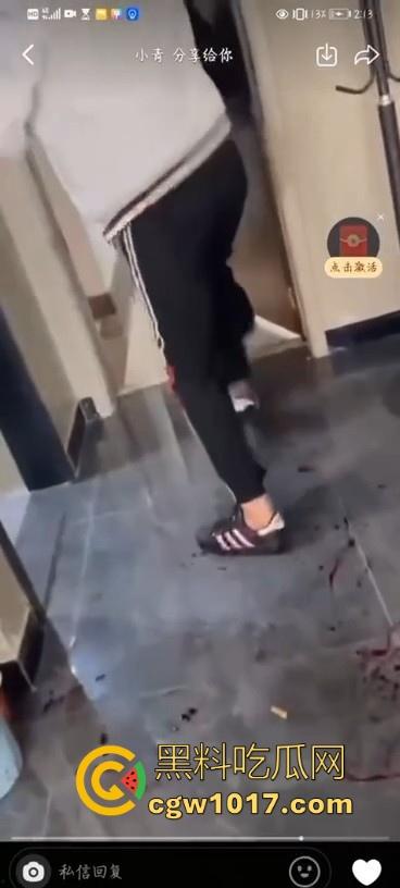 不是现在的东北精神小伙狠人这么多的吗！上门寻仇直接掏出大刀狂捅，地下躺着一个手里还捅着一个，这是要血洗啊！-9