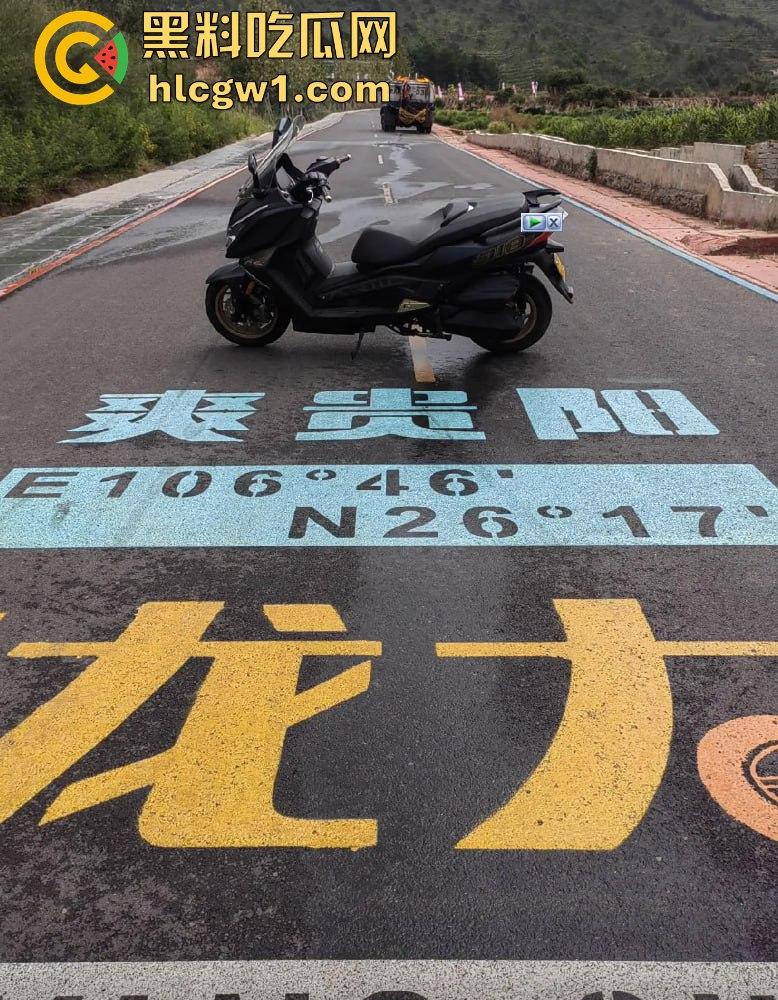 贵阳市骑龙村炸街摩托被村民用大粪封路！网红公路摩托压弯烧胎秀太吵，村民怒出奇招制止！-1