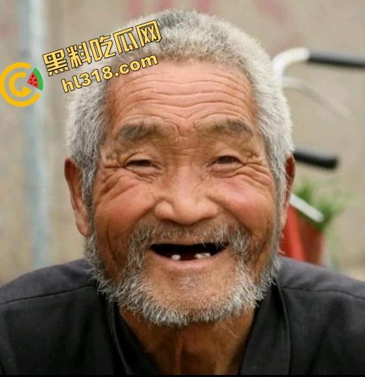 老变态厕所偷看逼被偷拍，还搁那死盯着不走，鸟为食亡，人为逼死，这才是真正的老兵不死！-2