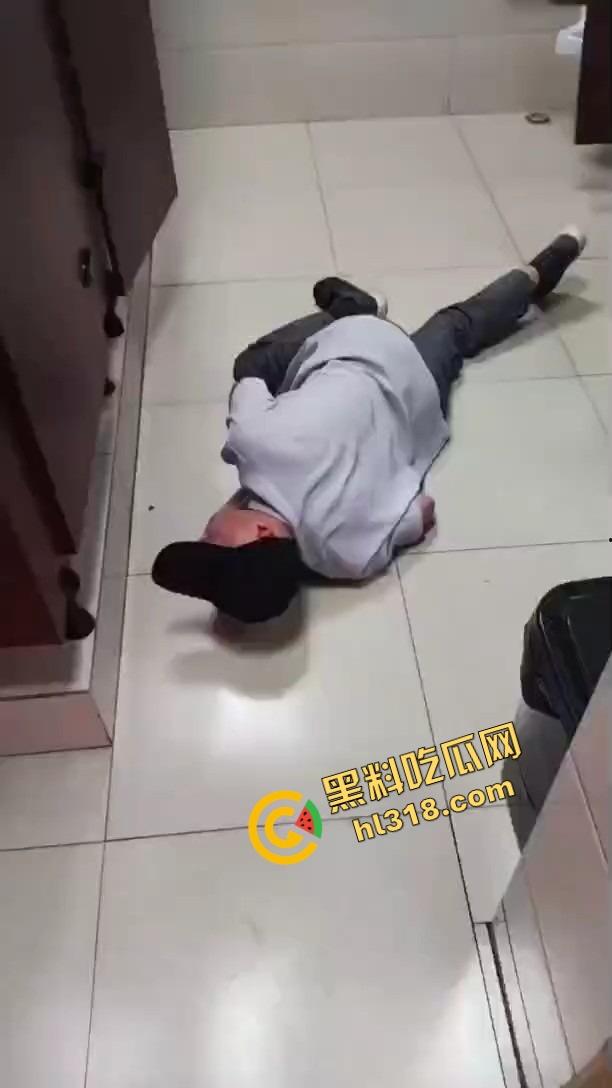 老变态厕所偷看逼被偷拍，还搁那死盯着不走，鸟为食亡，人为逼死，这才是真正的老兵不死！-5