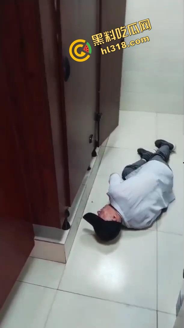 老变态厕所偷看逼被偷拍，还搁那死盯着不走，鸟为食亡，人为逼死，这才是真正的老兵不死！-8