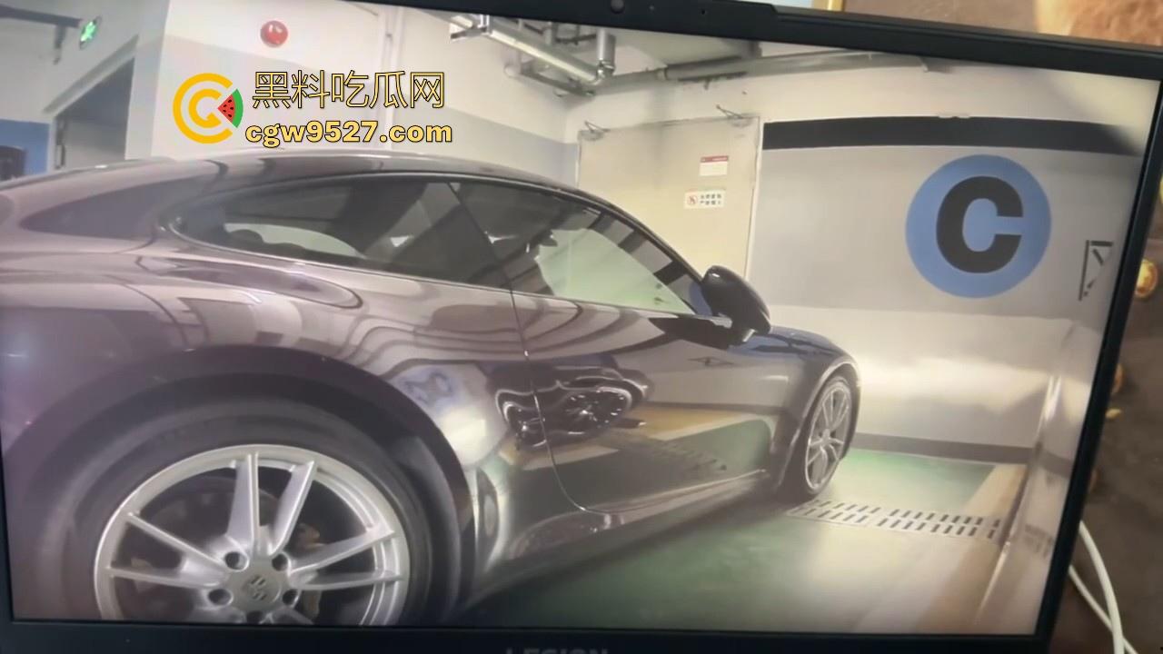 保时捷718车主地下停车场车震被偷拍,有钱人就是好呀,长的不太行但上的女的身材颜值都很好,羡慕!-4