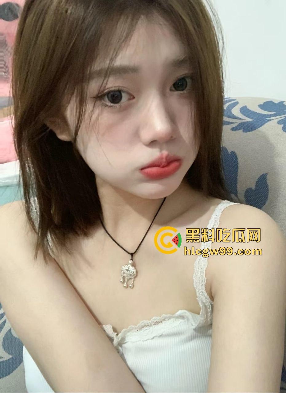 情人节酒店舔逼夜大战!土豪光头佬约炮反差母狗女学生【朱茴】不停挥舌舔逼糟蹋中出嫩妹!性爱泄密独家流出-1