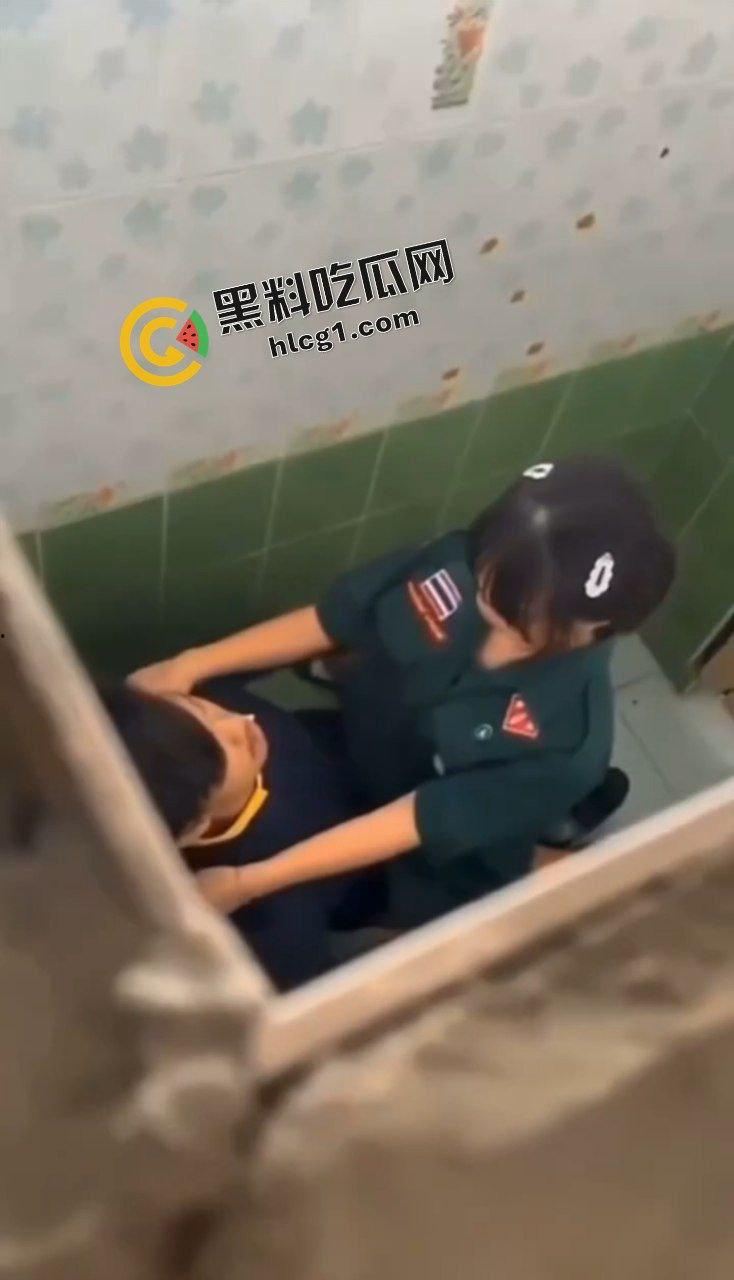 炸裂大瓜!泰国一军校 饥渴小情侣厕所双人运动 快活之际惨遭偷拍 视频曝光后女孩轻生-3