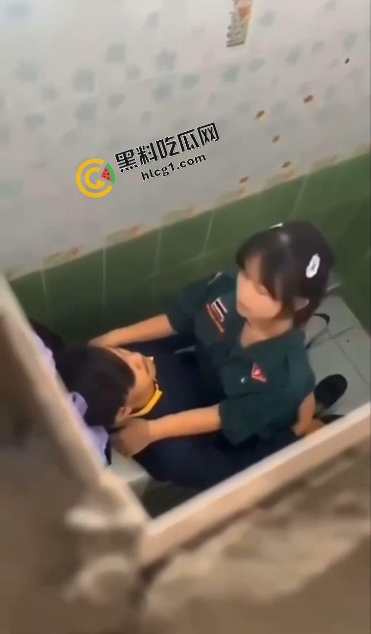 炸裂大瓜!泰国一军校 饥渴小情侣厕所双人运动 快活之际惨遭偷拍 视频曝光后女孩轻生-4