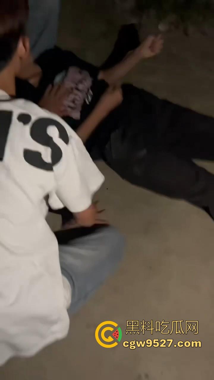 广西精神小伙1v1格斗单挑,互相推搡你一拳我一拳,最终酿成大祸,黑衣小伙倒地吐血抽搐,可把他们吓坏了!-4