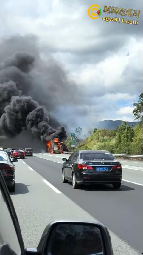 济广高速河源段货车烧成火球,黑烟滚滚堵死路,最后烧的只剩躯壳,幸亏没有爆炸,救援已到愿人平安!-1