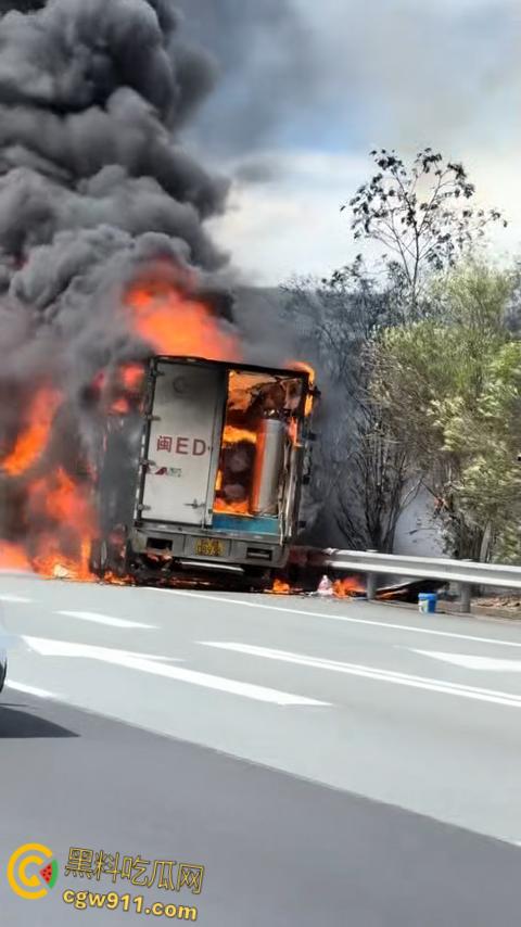 济广高速河源段货车烧成火球,黑烟滚滚堵死路,最后烧的只剩躯壳,幸亏没有爆炸,救援已到愿人平安!-2