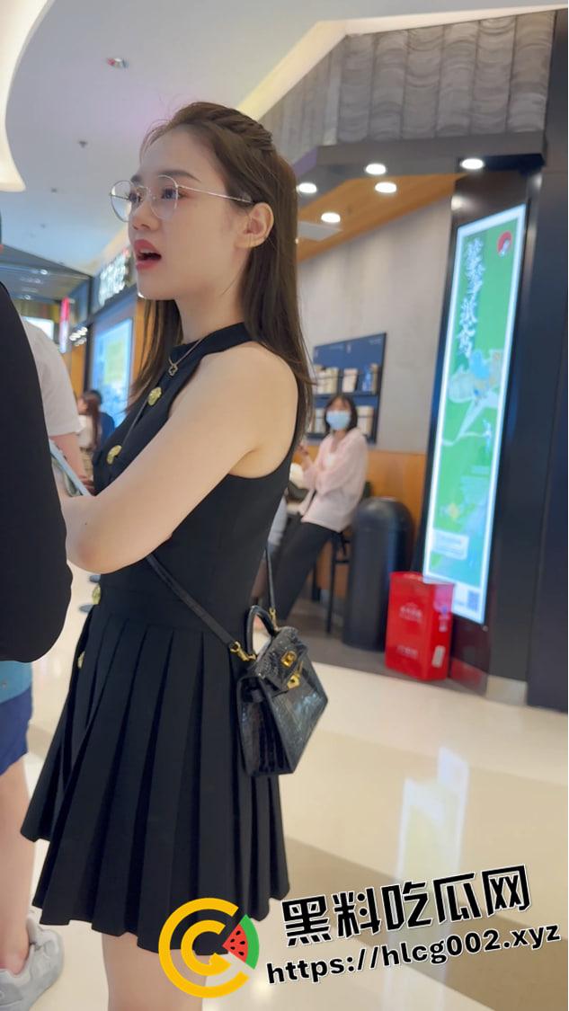 顶级偷拍！上海万达保时捷美女网红的裙底风光 粉色内裤紧紧勒逼 雪白的屁股Q弹-1