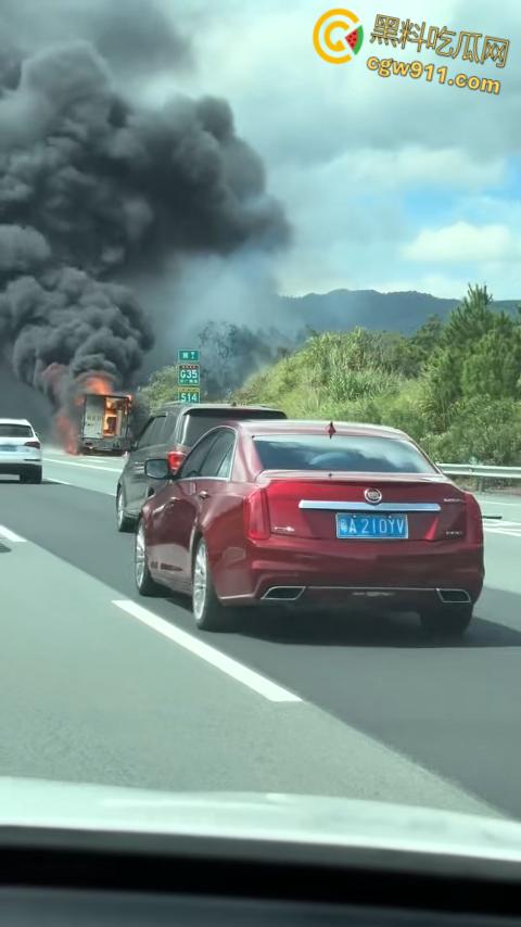 济广高速河源段货车烧成火球,黑烟滚滚堵死路,最后烧的只剩躯壳,幸亏没有爆炸,救援已到愿人平安!-5