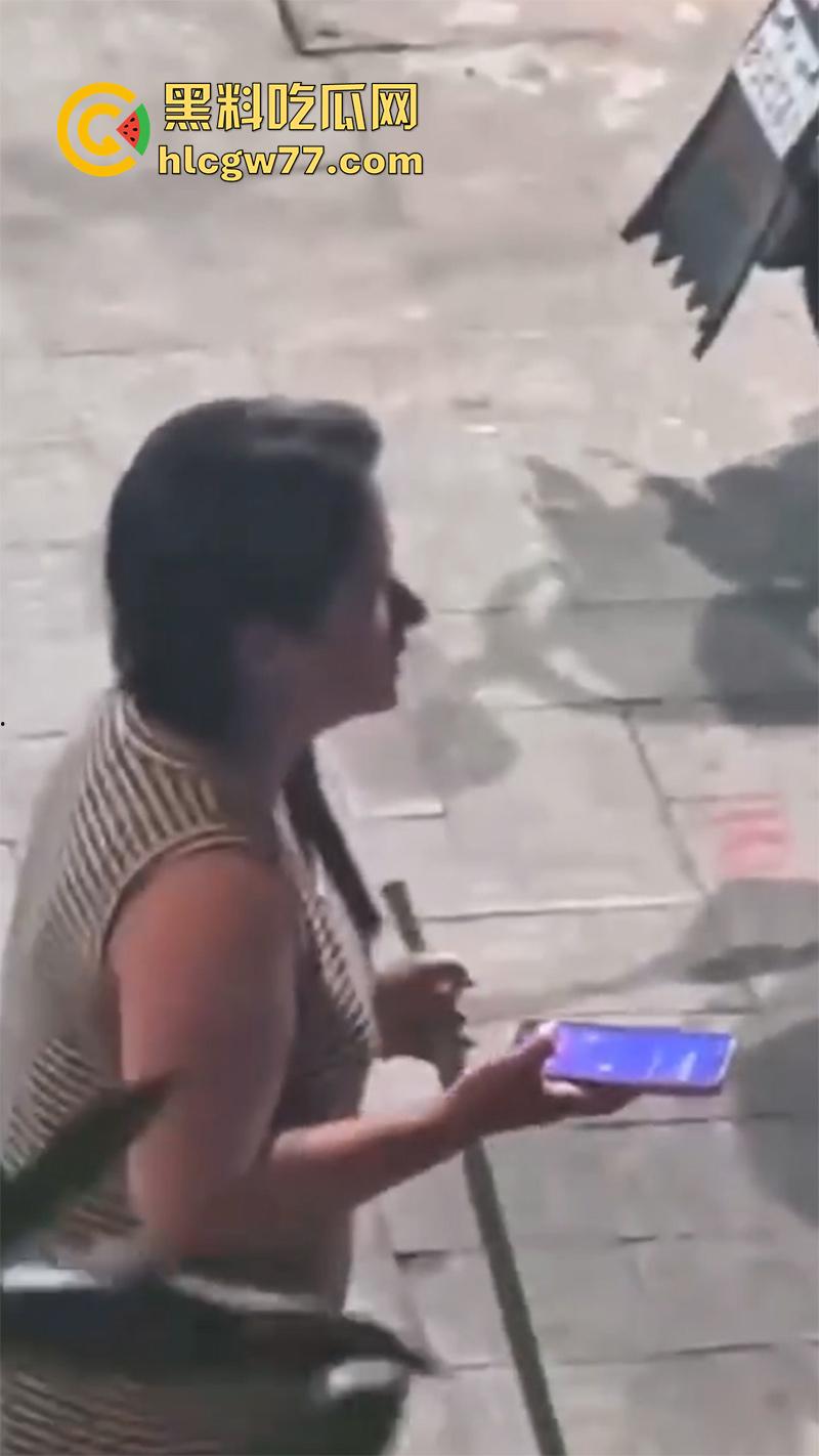 广东街头变态男同，当街撩骚别人老公，被骂起冲突后，竟然试图拉断别人命根子！-2