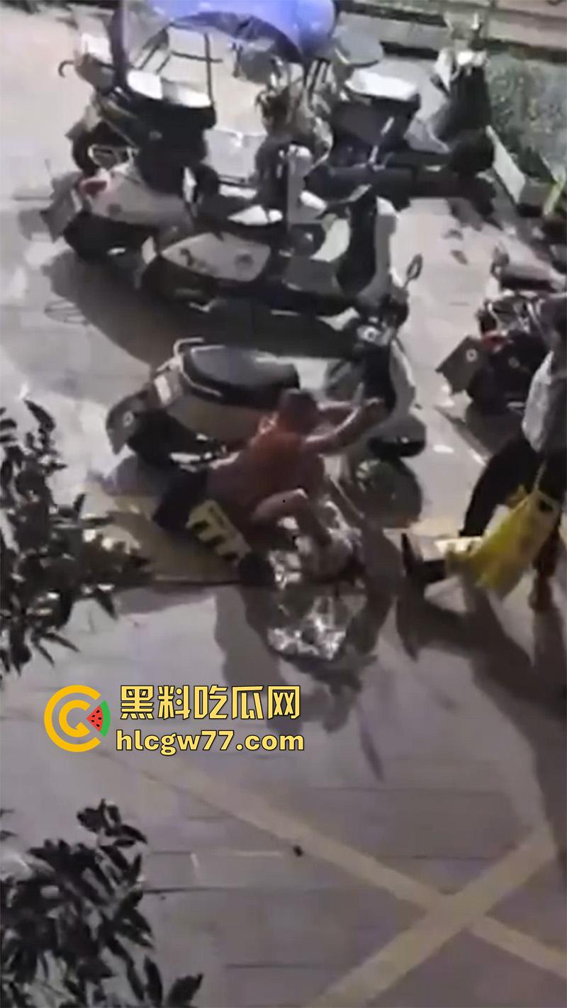 广东街头变态男同，当街撩骚别人老公，被骂起冲突后，竟然试图拉断别人命根子！-3