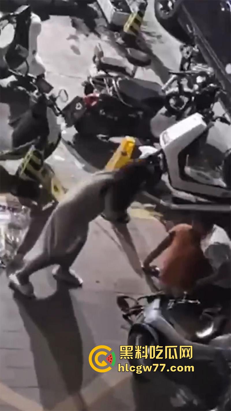 广东街头变态男同，当街撩骚别人老公，被骂起冲突后，竟然试图拉断别人命根子！-5