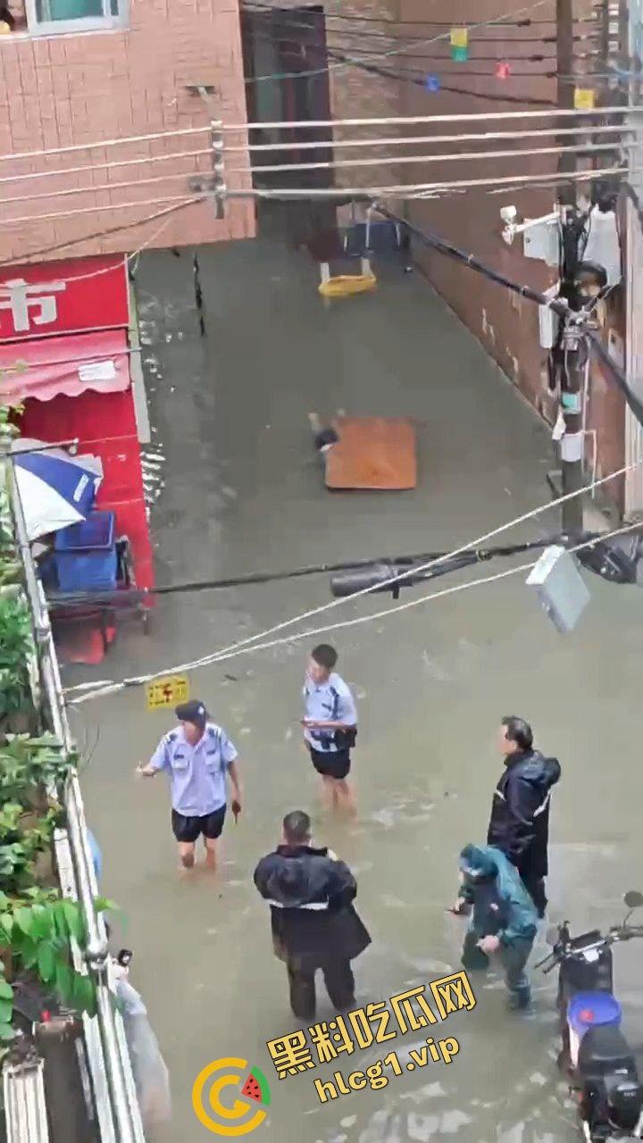 广州 番禺与东莞  超大暴雨 水灾降临！车辆被淹没 致多人触电身亡！-8