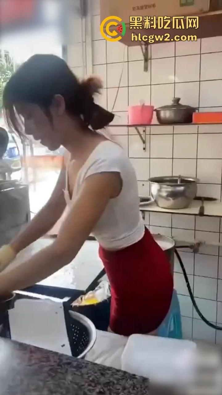 这么卷吗？广东中山市网红店【肠粉姐姐】黑丝长腿大美女现在卖肠粉都需要低胸职业装-9