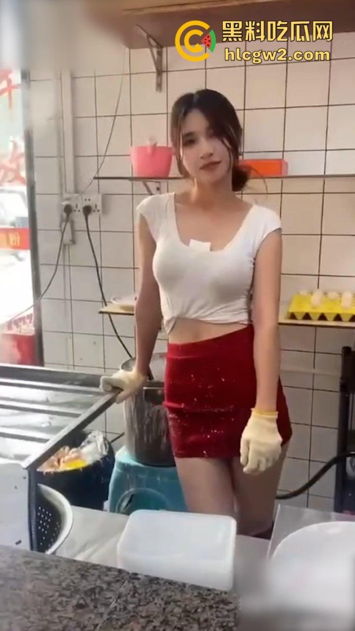 这么卷吗？广东中山市网红店【肠粉姐姐】黑丝长腿大美女现在卖肠粉都需要低胸职业装-11