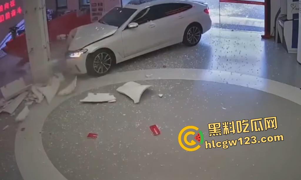 女司机宝马狂飙冲党群服务中心！看到这马路杀手谁还敢上路，猛撞柱子像是叛党？-2