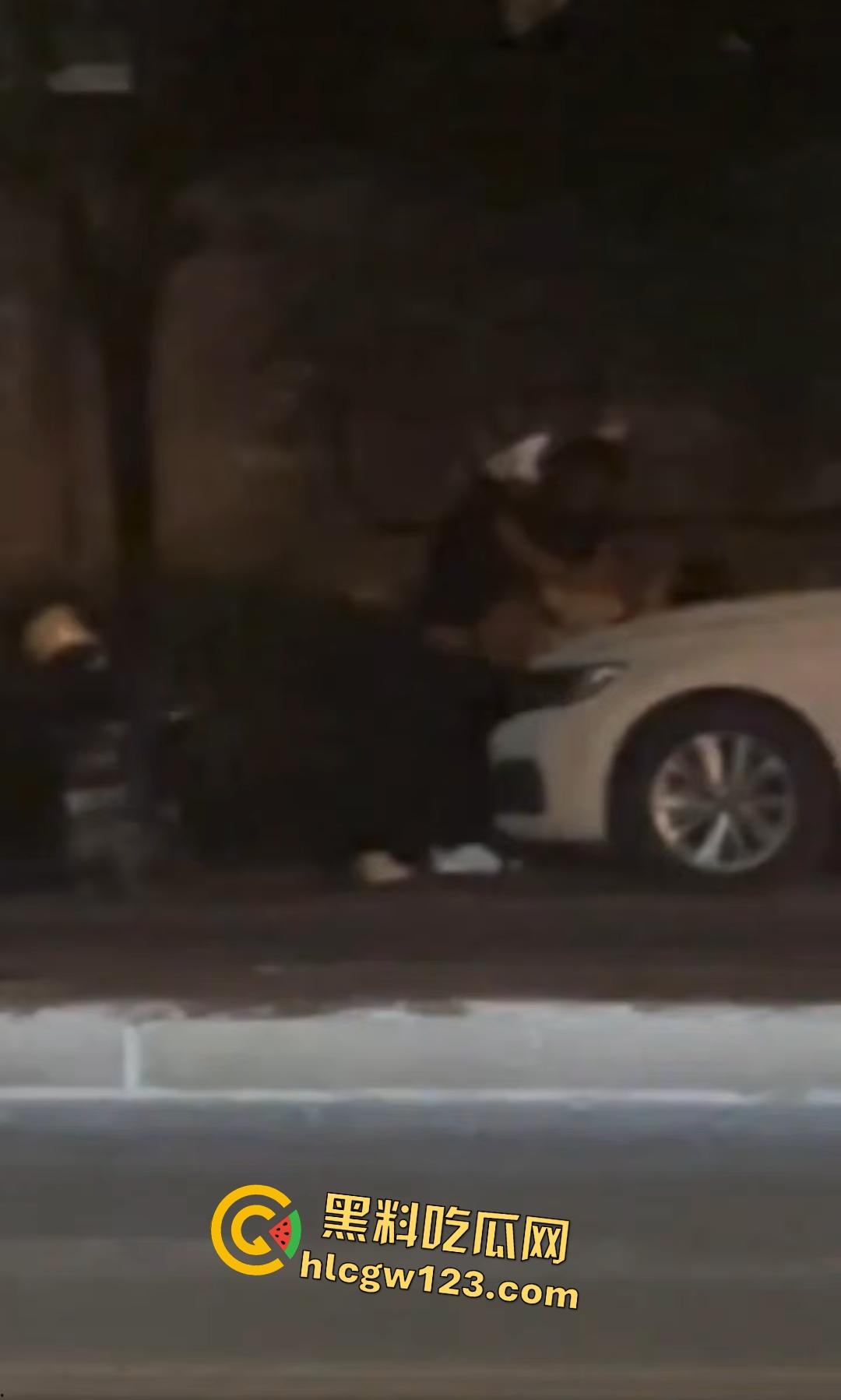 濮阳男子压女传教士猛干，淫叫快把车盖压塌了，淫水多的可以给车子洗个澡了！-7