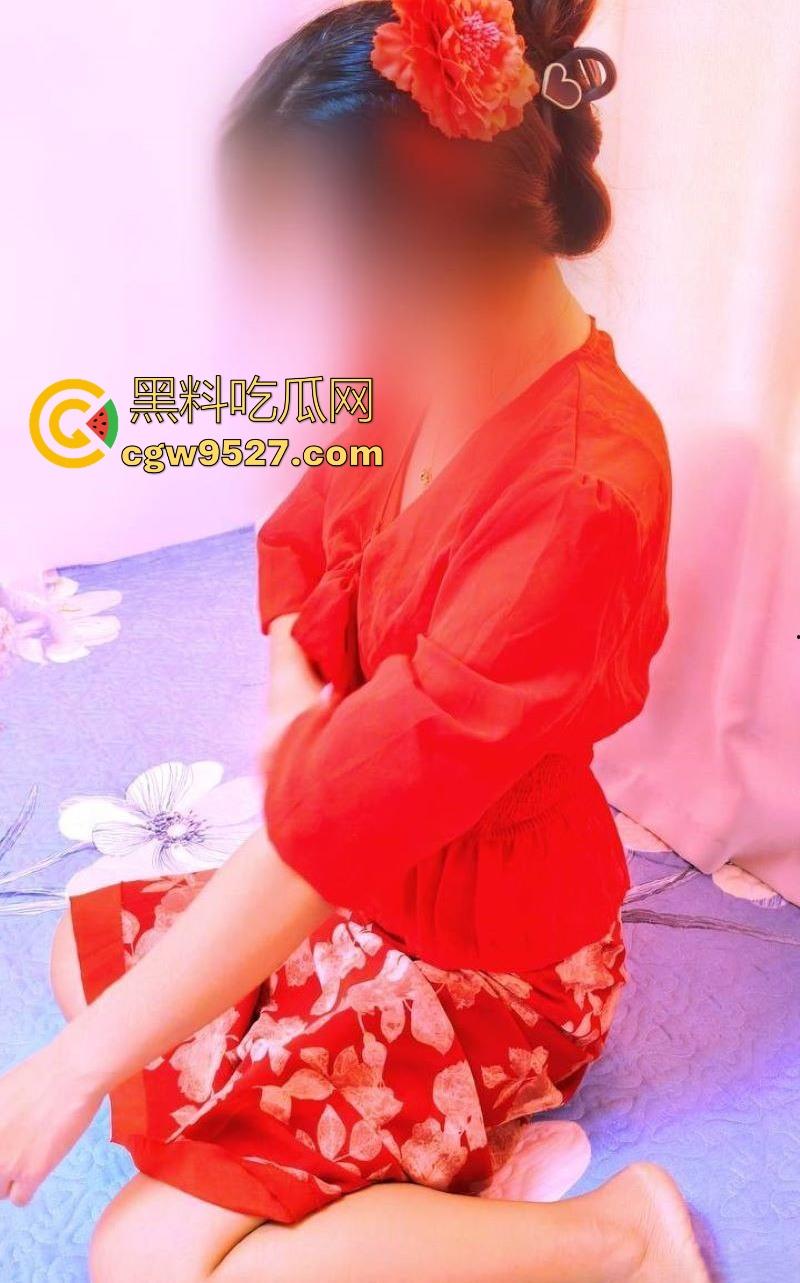 海角乱伦,妈妈穿新娘装性感撩人,屄里塞着遥控玩具,不间断的刺激她,等受不了再狠狠的无套后入!-1