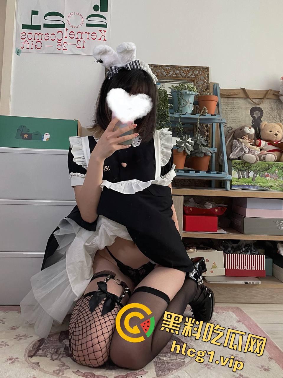 孙一藩真是个反差婊！表面人模狗样，背地里却骚到流水，JK制服卖肉卖逼一应俱全！-1