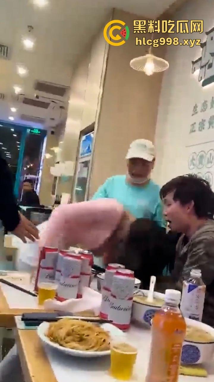 上海俩美女饭店打架下手忒狠 全然不知走光被偷拍 黑衣服这是奶子是真的吗?-5