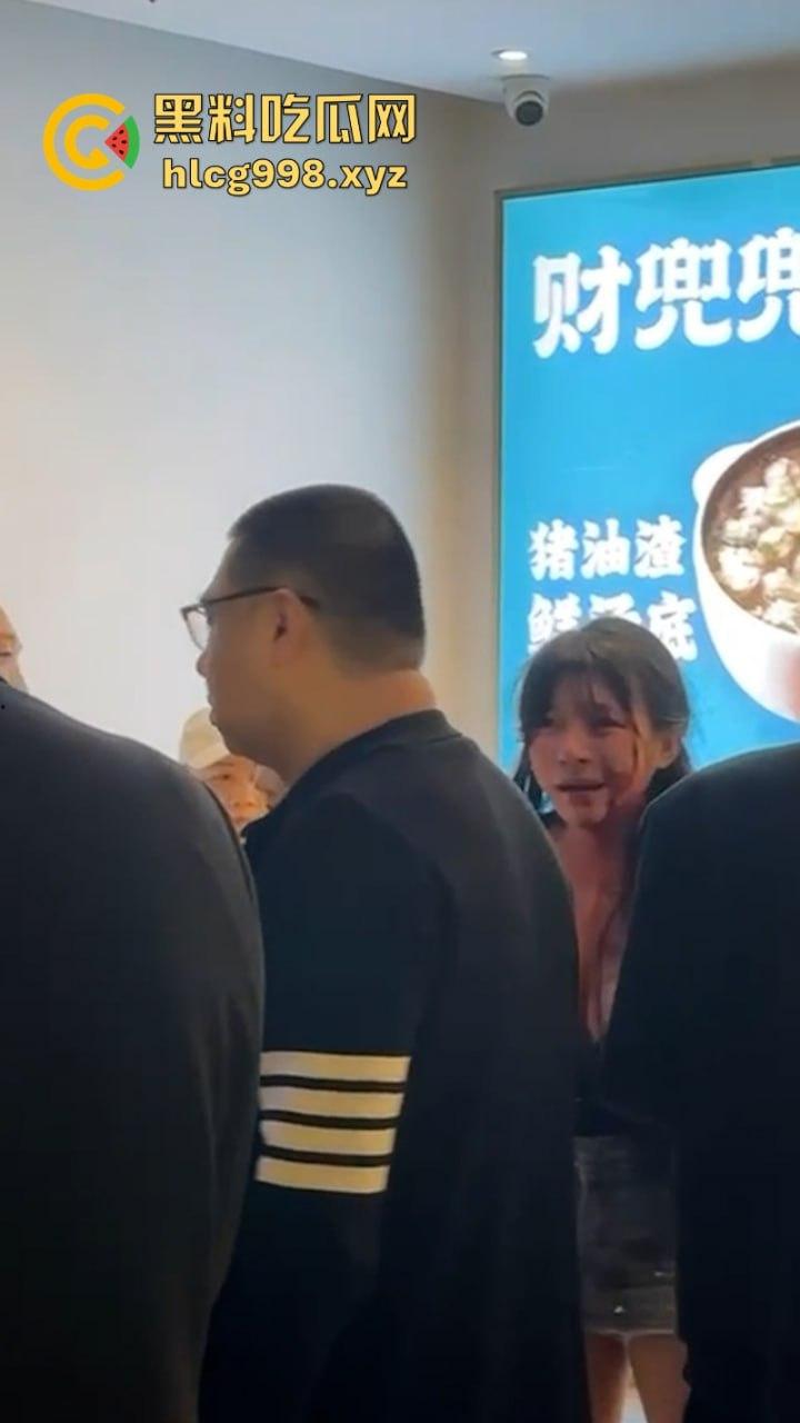 上海俩美女饭店打架下手忒狠 全然不知走光被偷拍 黑衣服这是奶子是真的吗?-7