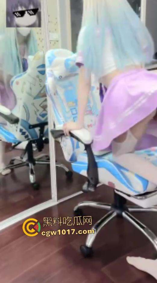 抖音小萝莉【白桃软糖】00后高中生裸舞,电竞椅翘臀扭坏椅子,厕所跳蛋塞逼撒尿,还有粉丝想花钱买尿喝!-3