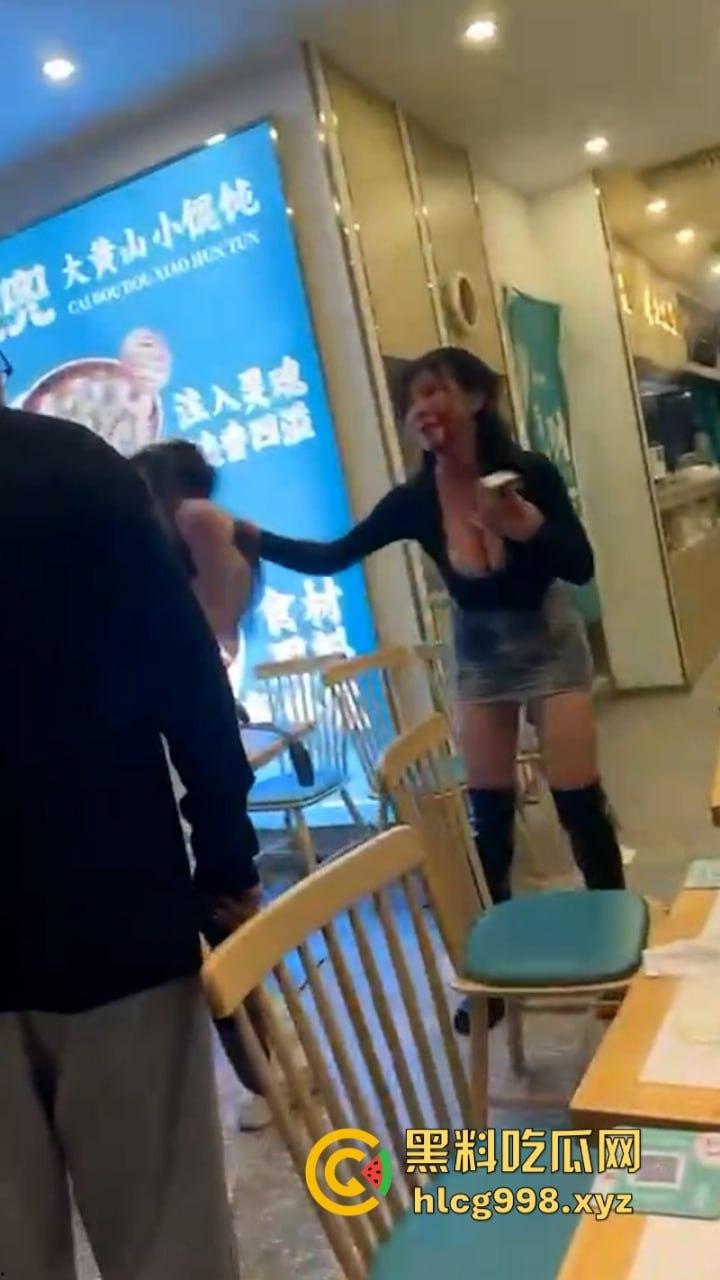 上海俩美女饭店打架下手忒狠 全然不知走光被偷拍 黑衣服这是奶子是真的吗?-10