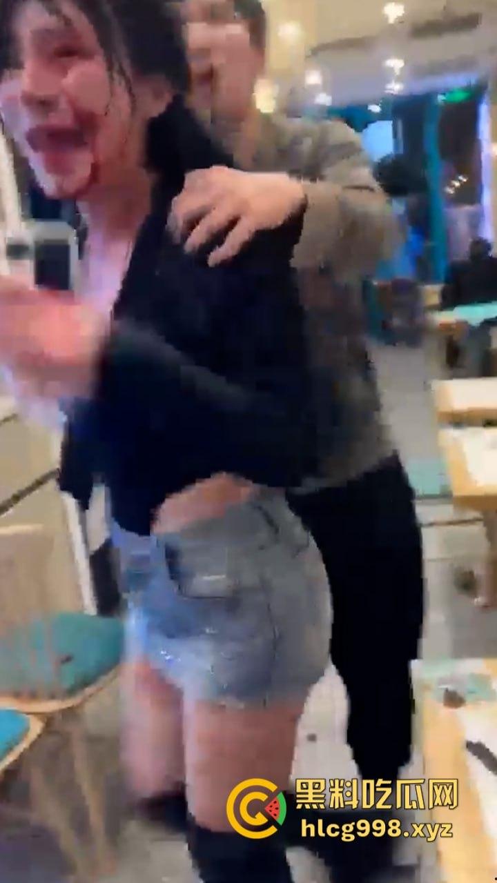 上海俩美女饭店打架下手忒狠 全然不知走光被偷拍 黑衣服这是奶子是真的吗?-11