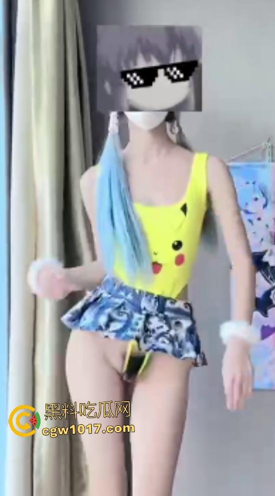 抖音小萝莉【白桃软糖】00后高中生裸舞,电竞椅翘臀扭坏椅子,厕所跳蛋塞逼撒尿,还有粉丝想花钱买尿喝!-7