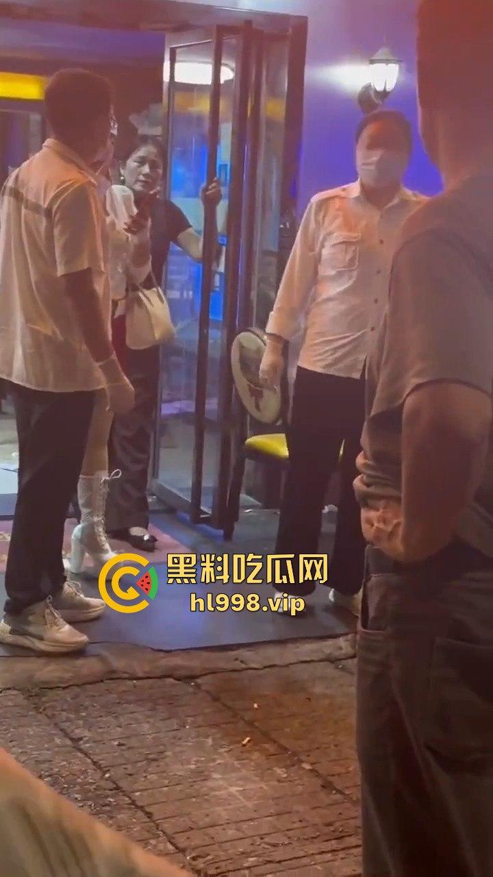 湖北武汉60岁大爷网恋奔现太激动！见红裙女子血压飙升，直接送医院抢救！-10