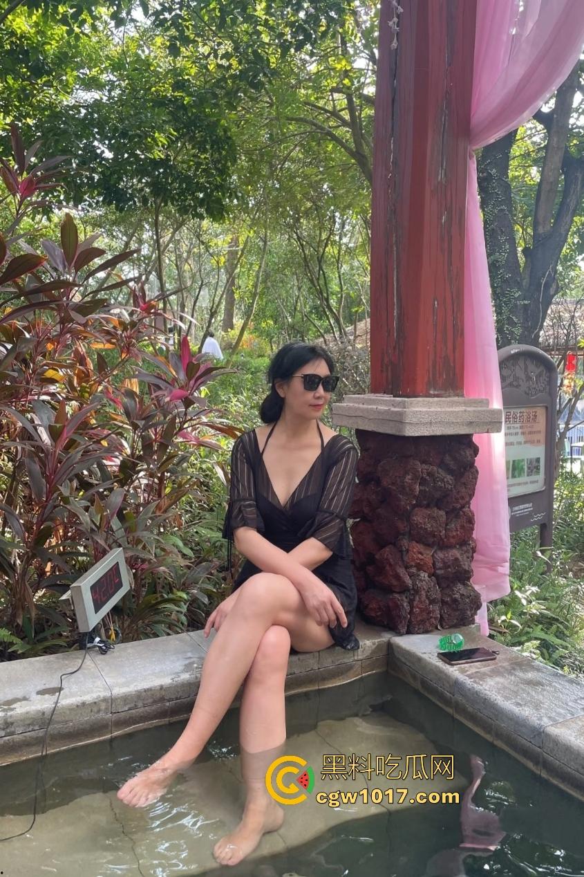 海角大神打游戏输了找老妈泻火,隔壁老爸还在睡觉,这边儿子干得母亲淫叫,老妈B毛太少儿子内射加点激素!-5