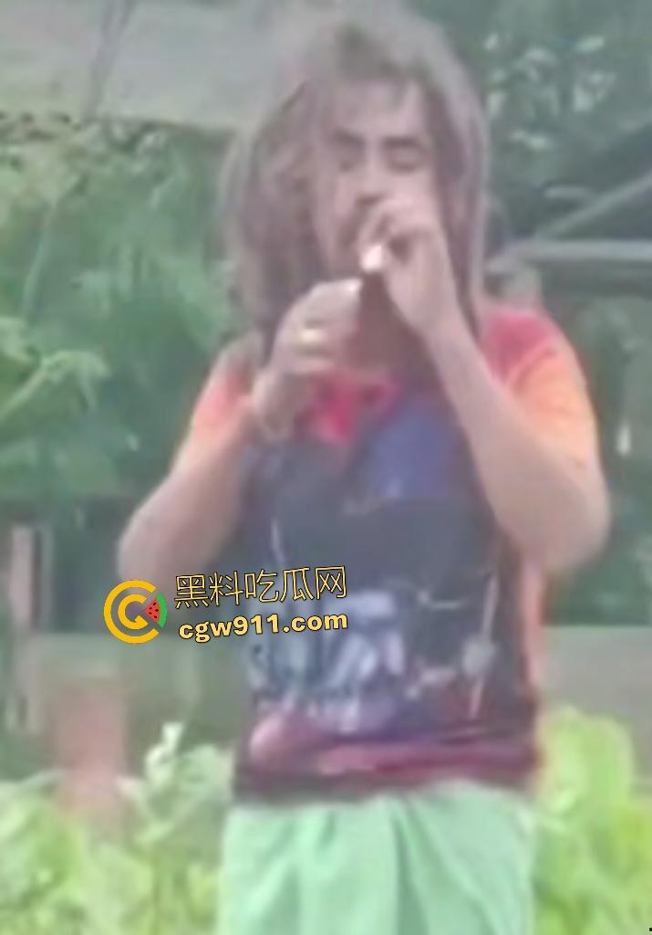 英国穷鬼流浪汉狠炸自己!老婆跑路绝望拿鞭炮塞嘴自爆折磨,威力太小没死成却逗乐路人狂笑!-5