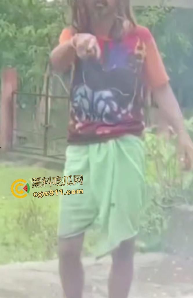 英国穷鬼流浪汉狠炸自己!老婆跑路绝望拿鞭炮塞嘴自爆折磨,威力太小没死成却逗乐路人狂笑!-8