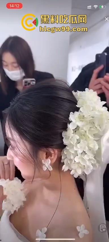 直播新赛道！新娘化妆走光,极品小姐姐奶头完全展现，流量密码被你拿捏的死死的-6